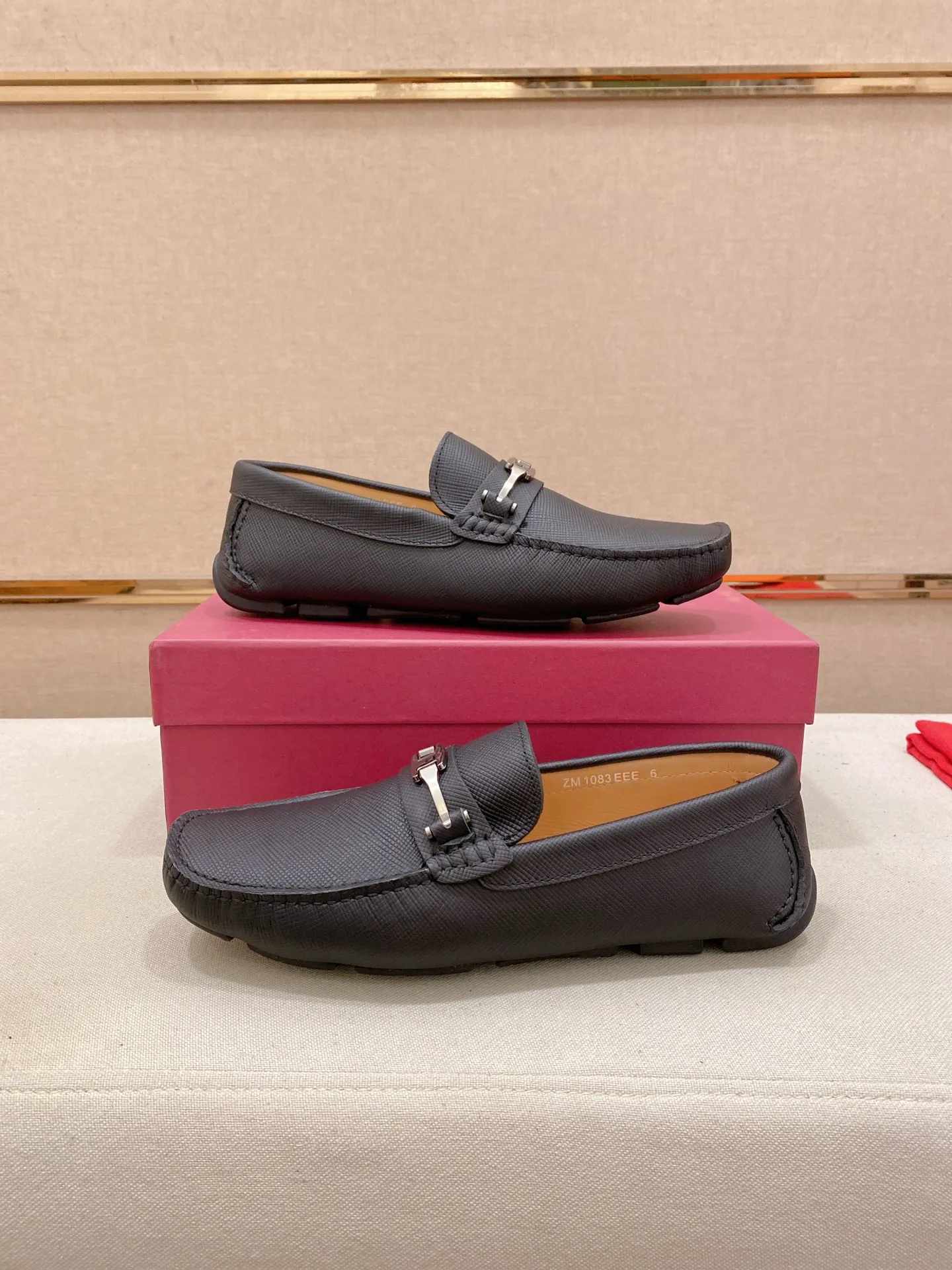 Factory price: 540💰High-end quality! Ferragamo🆕🆕Exclusive hot-selling products in stock🔥🔥New products on the shelves, high-quality Ferragamo men's pea shoes, high-end casual driving shoes, with complete packaging! 💪 💪 Material: imported first-layer cowhide 🐂 + imported high-quality water-dyed cowhide lining + wear-resistant outsole 👍🏻👍🏻 Features: high-end and comfortable, purely handmade 🚀 🚀 Create the perfect shoe that suits you best 🔥 🔥 Size: (38-44) 45 standard size can be customized!
